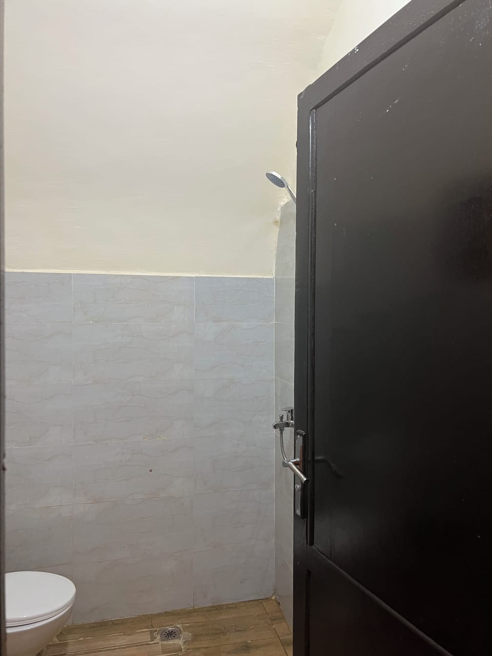 Deluxe Room | Bathroom | Shower, rainfall showerhead, hair dryer, slippers