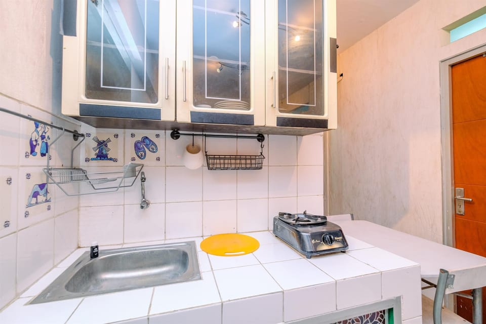Apartment | Private kitchen | Full-size fridge, stovetop