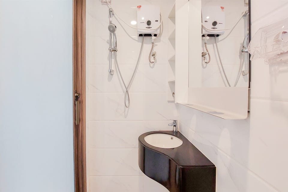 Studio | Bathroom | Shower, towels