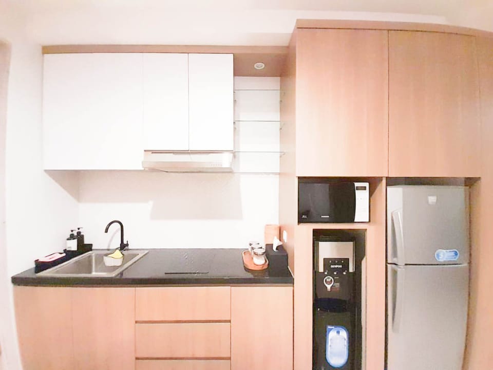 Apartment | Private kitchen | Full-size fridge, stovetop