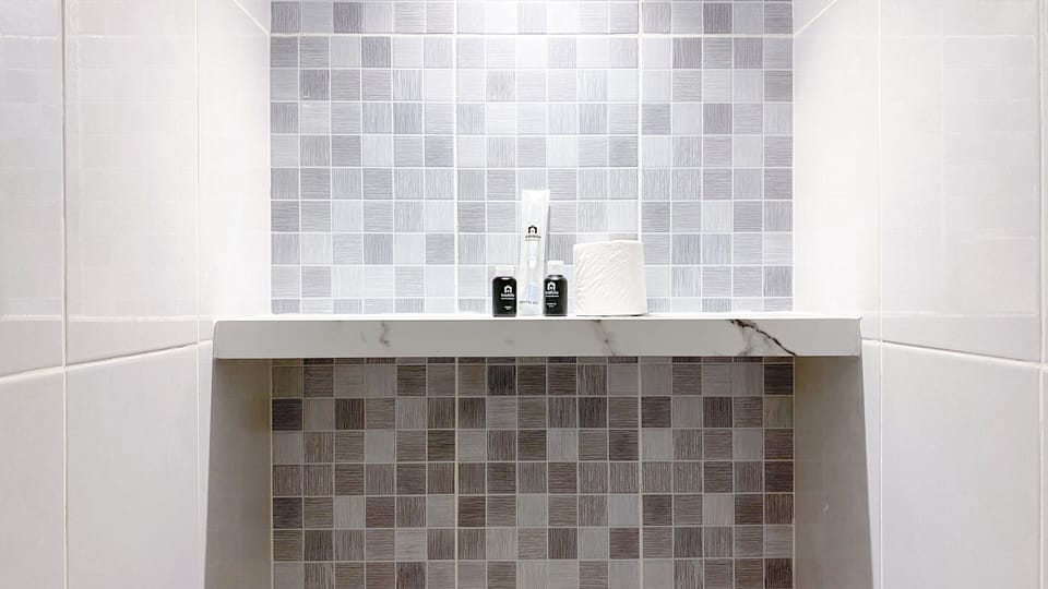 Studio | Bathroom | Shower, towels