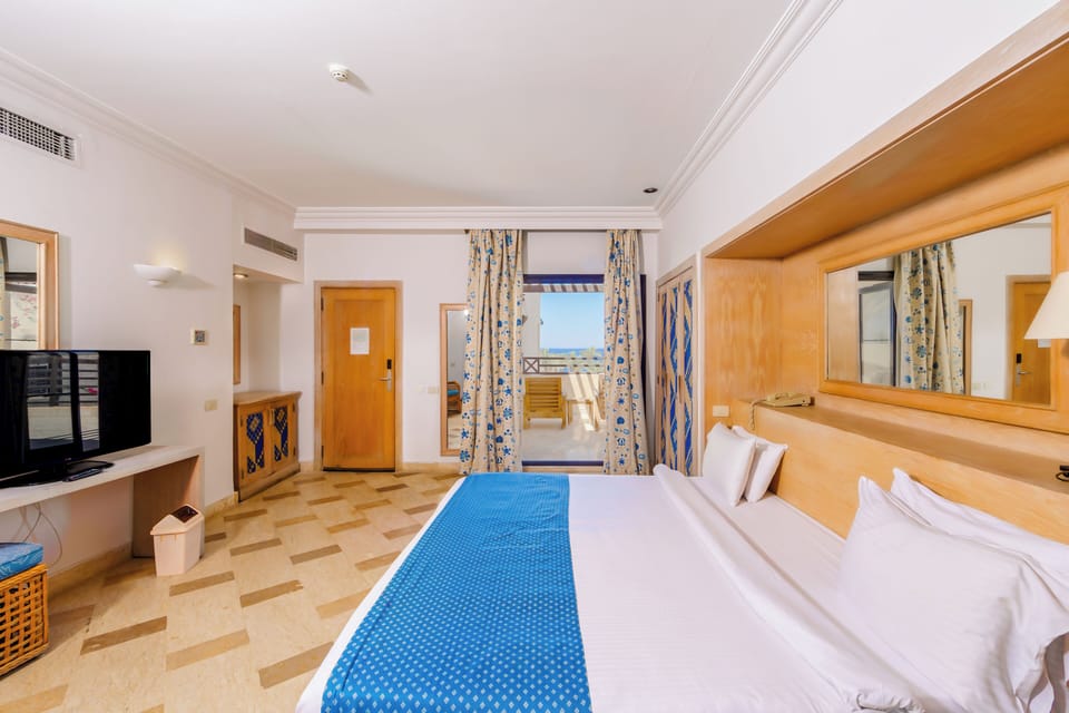 Deluxe Room | Minibar, in-room safe, blackout drapes, iron/ironing board