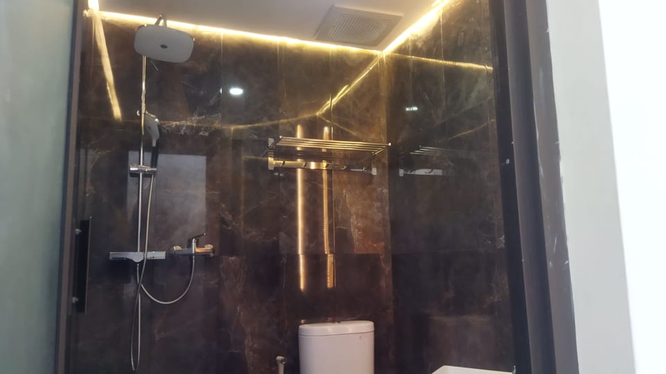 Deluxe Twin Room | Bathroom | Shower, rainfall showerhead, slippers, towels