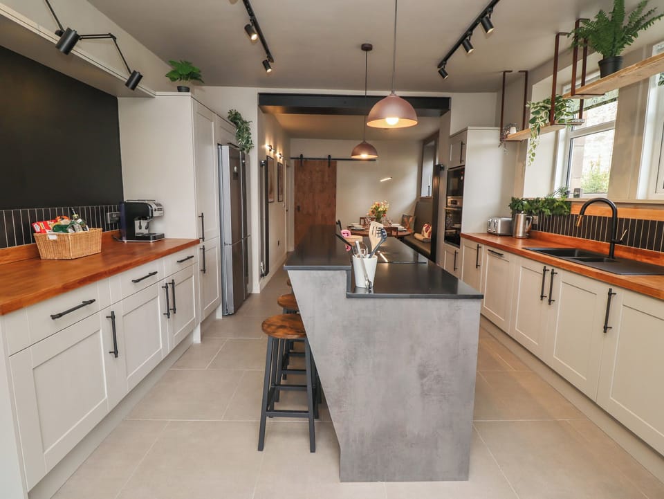Fridge, dishwasher, cookware/dishes/utensils