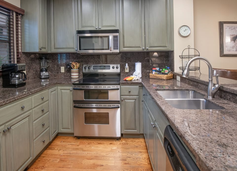Condo, 3 Bedrooms | Private kitchen | Fridge, oven, coffee/tea maker, toaster