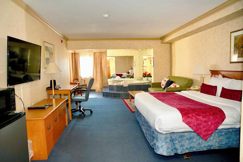 Deluxe Room, 1 King Bed with Sofa bed, Non Smoking, Jetted Tub | Desk, laptop workspace, blackout drapes, iron/ironing board