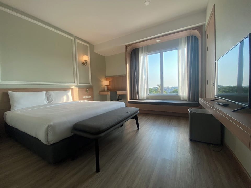 Deluxe Room, 1 King Bed, Non Smoking, Bathtub | 1 bedroom, in-room safe, desk, blackout drapes