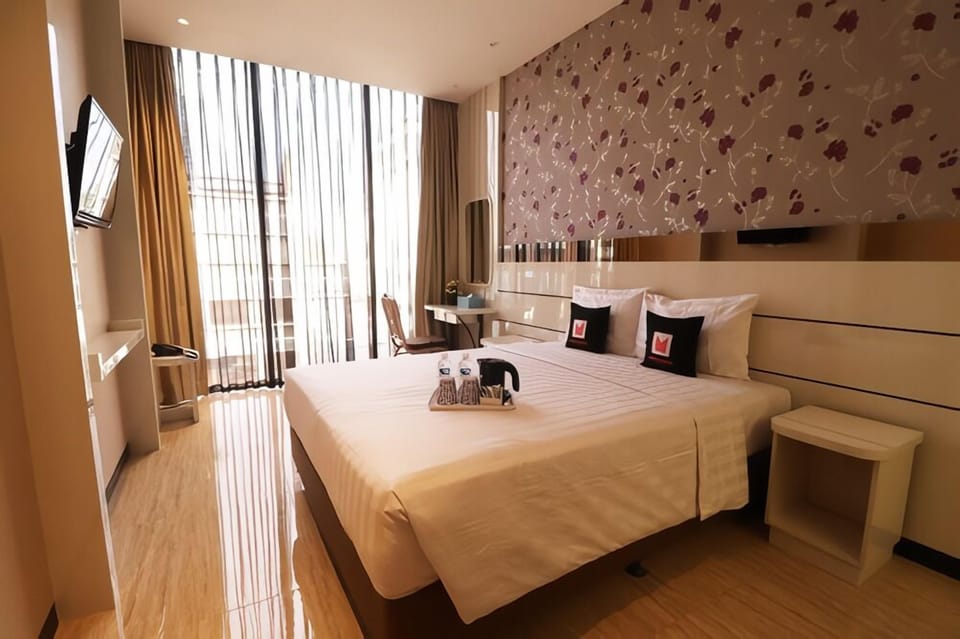 Executive Room, 1 Queen Bed | Iron/ironing board, free WiFi, bed sheets