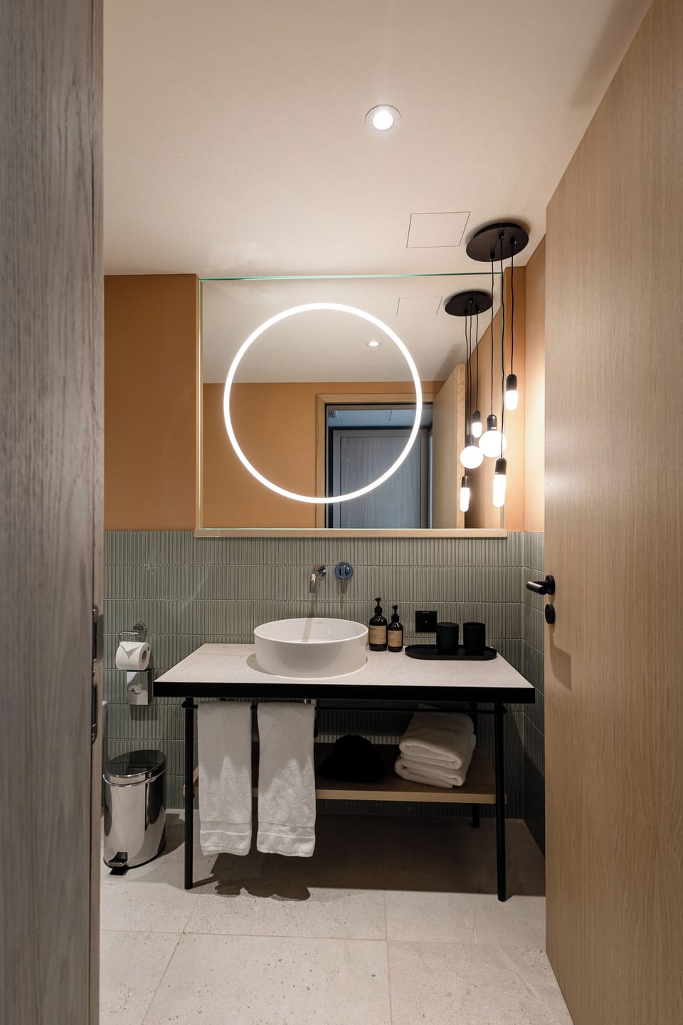 Superior Double Room Lake View | Bathroom | Shower, free toiletries, hair dryer, towels