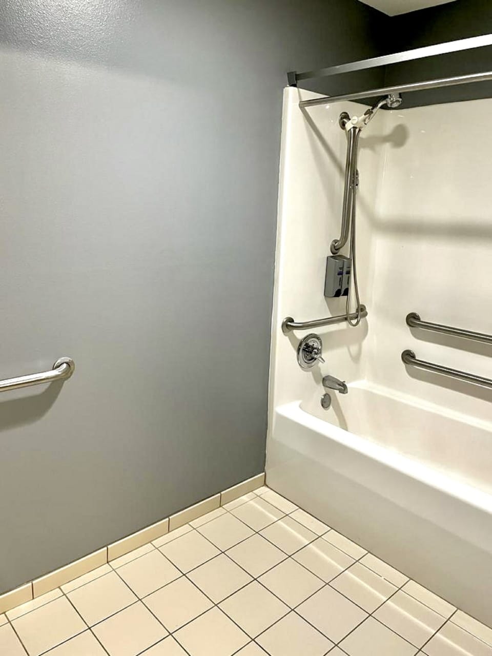 Combined shower/tub, deep soaking tub, free toiletries, hair dryer
