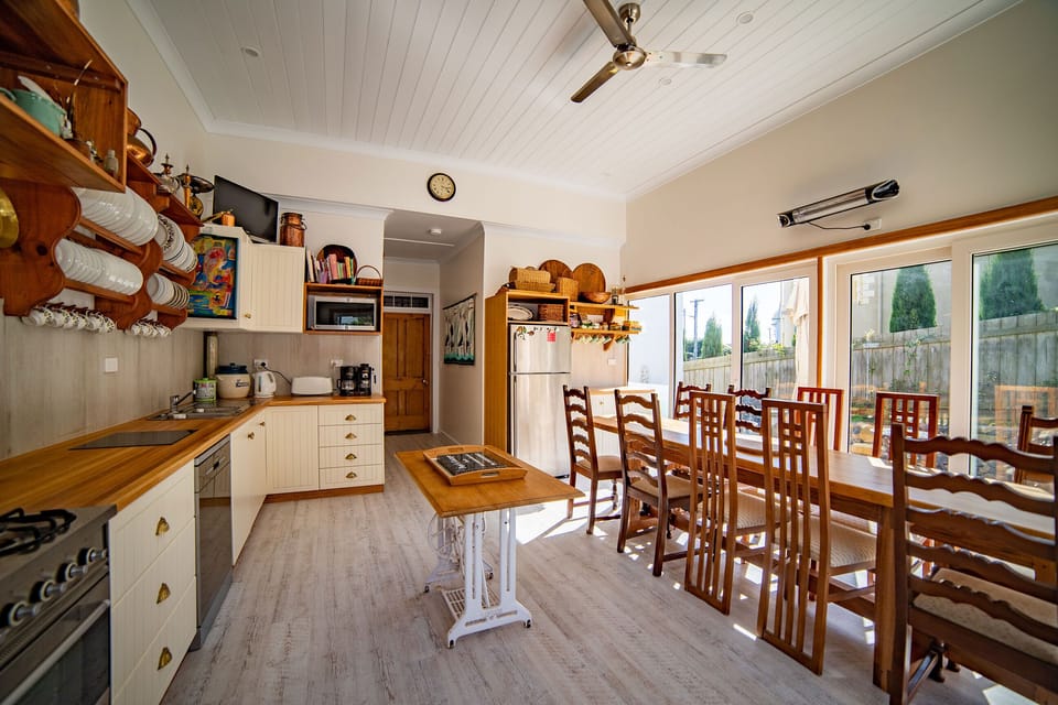 Full-size fridge, microwave, oven, stovetop