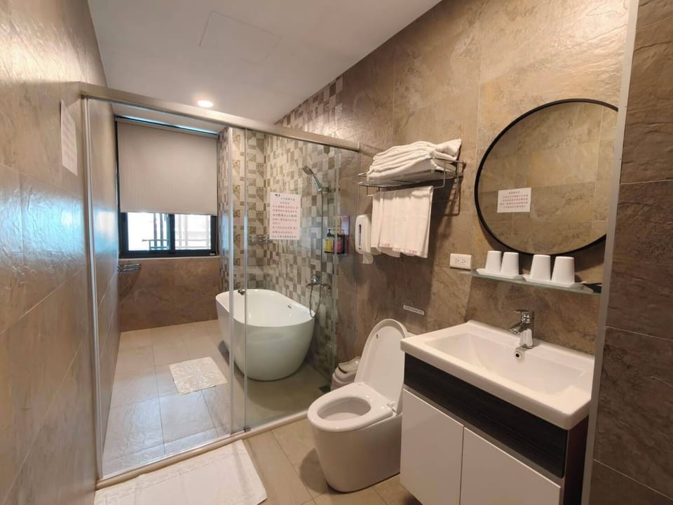 Superior Quadruple Room, Bathtub | Bathroom | Hair dryer, towels, shampoo, toilet paper