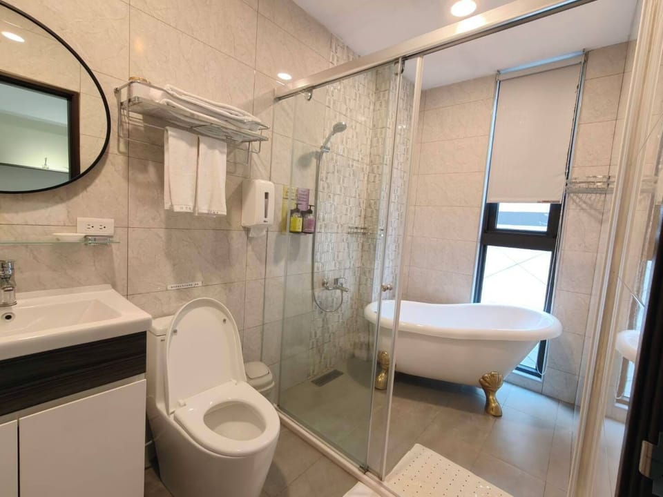 Comfort Double Room, Bathtub | Bathroom | Hair dryer, towels, shampoo, toilet paper