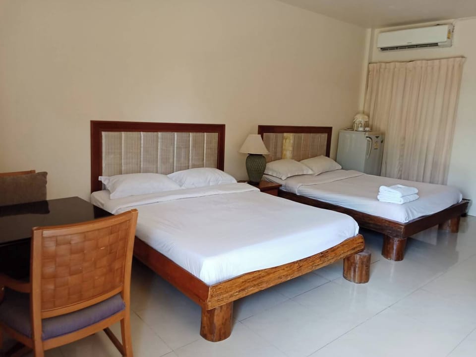 Business Room | 1 bedroom, blackout drapes, free WiFi