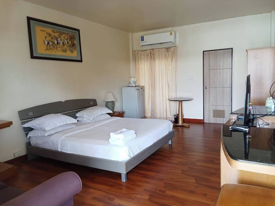 Deluxe Room | 1 bedroom, blackout drapes, free WiFi
