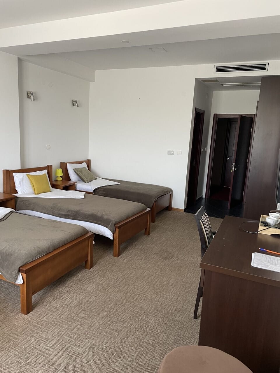 Classic Triple Room | Laptop workspace, free WiFi, bed sheets
