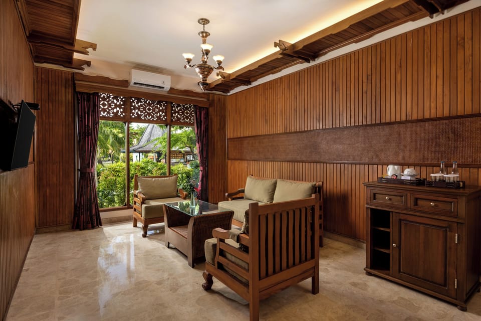 Suite | Living area | 42-inch TV with cable channels, table tennis