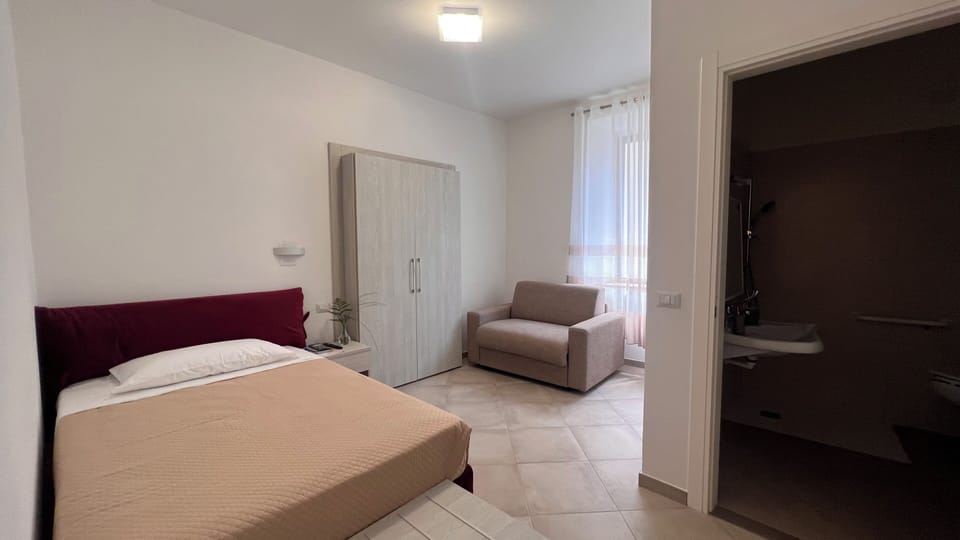 Premium bedding, down comforters, desk, WiFi (free)