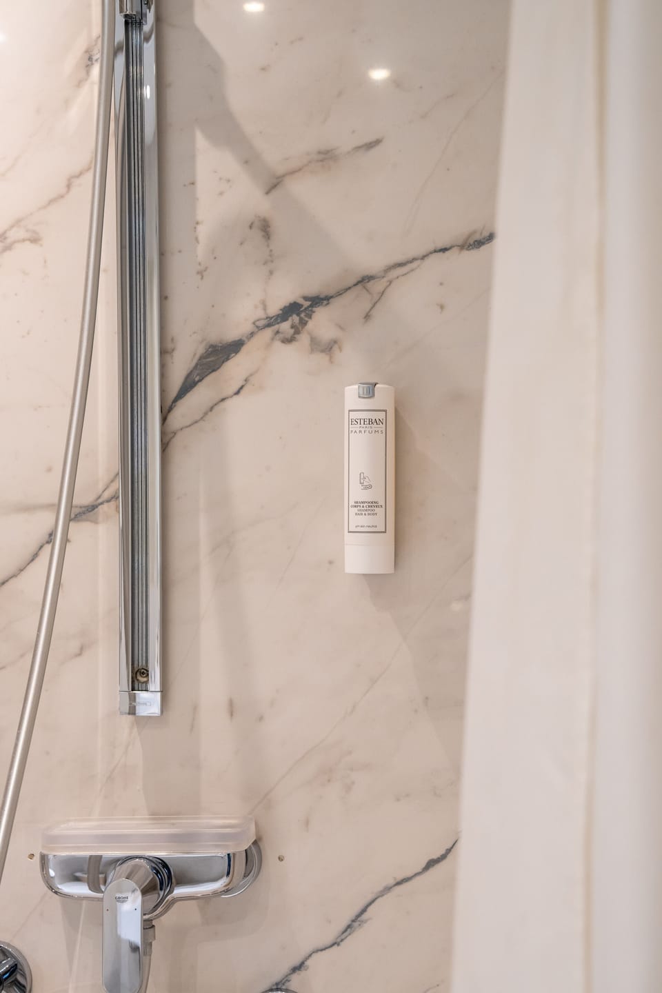 Deluxe Double Room | Bathroom | Free toiletries, hair dryer, towels, soap
