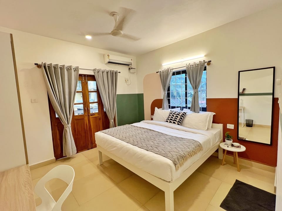 Premium bedding, desk, free WiFi