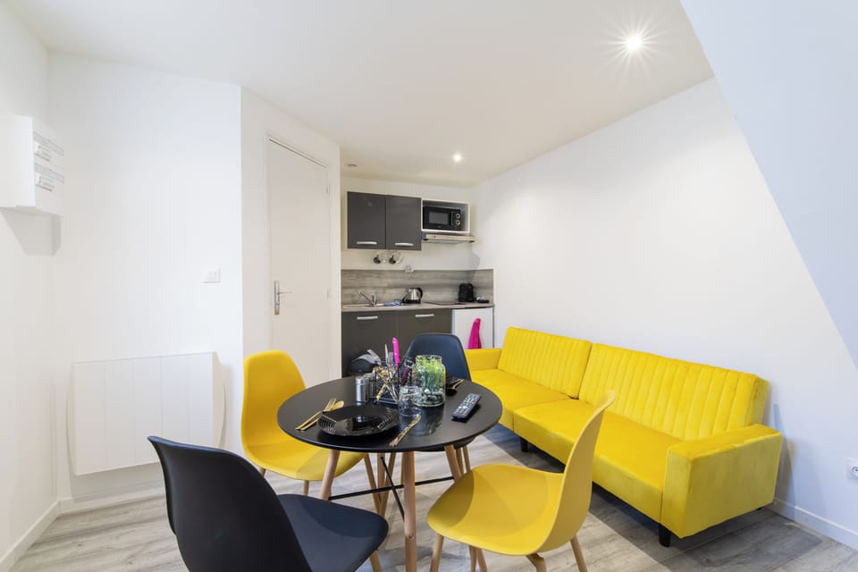 Duplex (Appartement 4A  Duplex Confort) | Living area | 32-inch Smart TV with digital channels