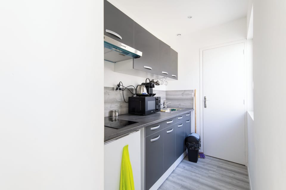Studio, 1 Bedroom (Appartement 2A) | Private kitchen | Mini-fridge, microwave, stovetop, electric kettle