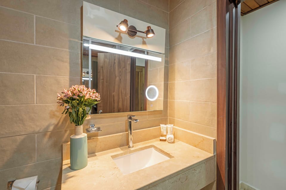 Shower, rainfall showerhead, free toiletries, towels