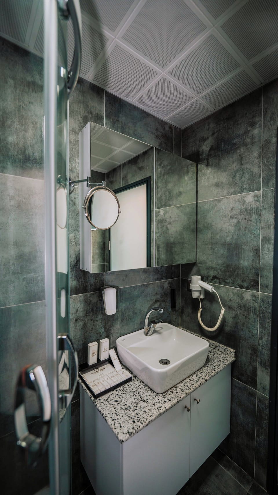 Standard Double Room, 1 Double Bed, Non Smoking, City View | Bathroom | Slippers