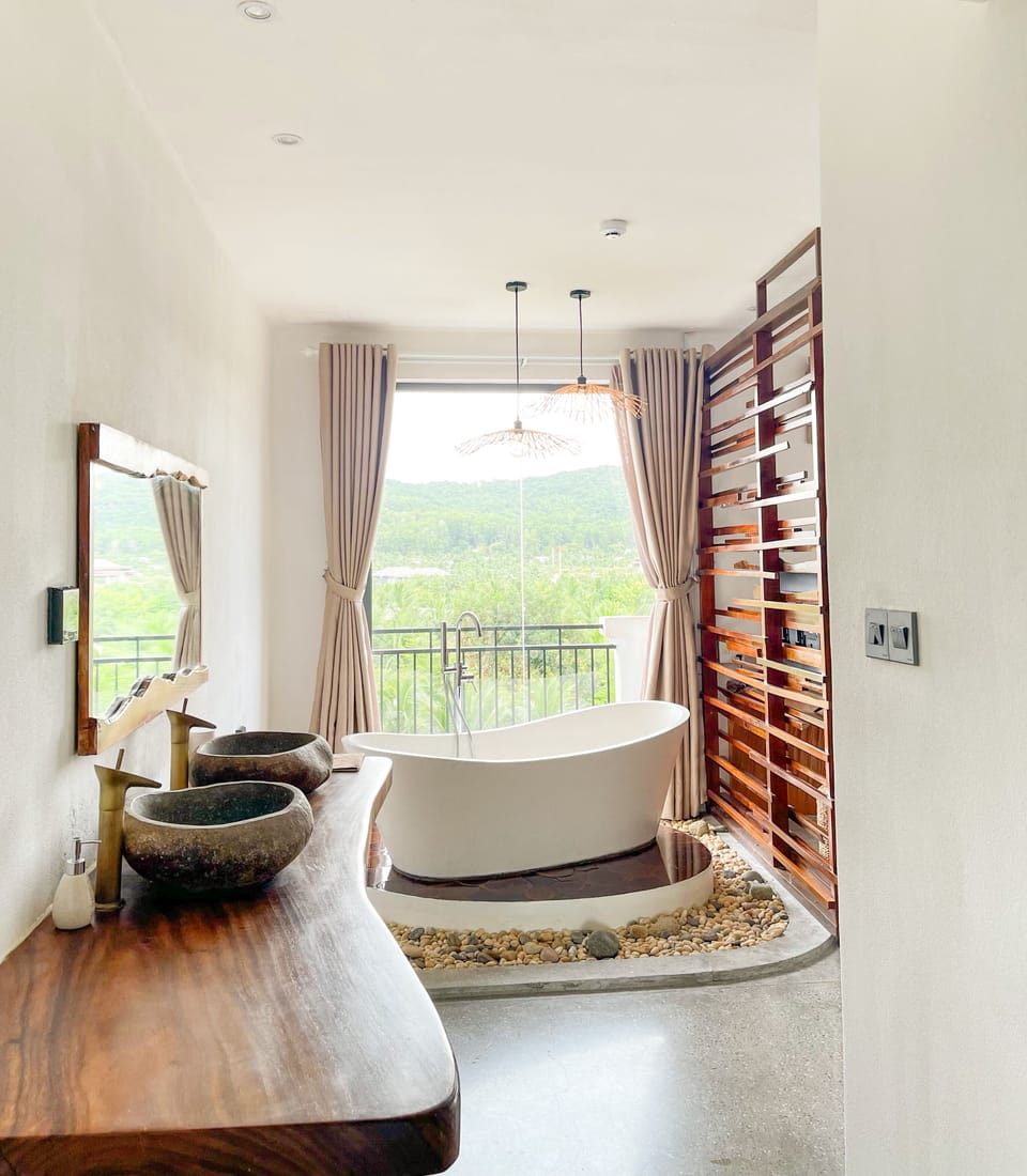 Deluxe Double Room, 1 King Bed, Mountain View, Beachside | Deep soaking bathtub