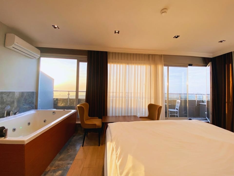 Junior Suite, Terrace | Egyptian cotton sheets, premium bedding, minibar, desk