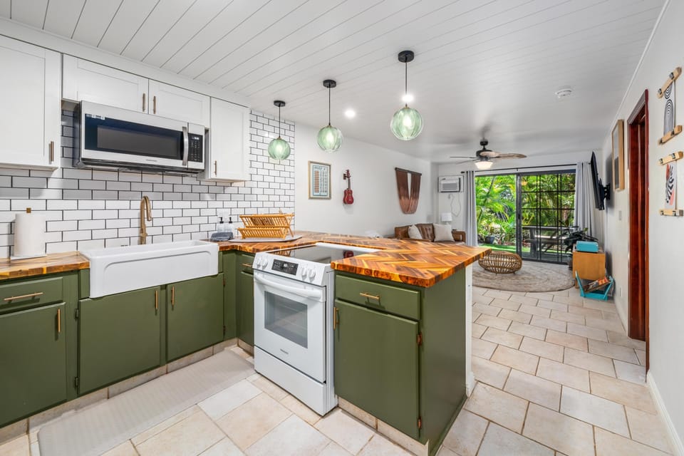 Condo, 2 Bedrooms | Private kitchen | Coffee/tea maker, fridge, oven, toaster