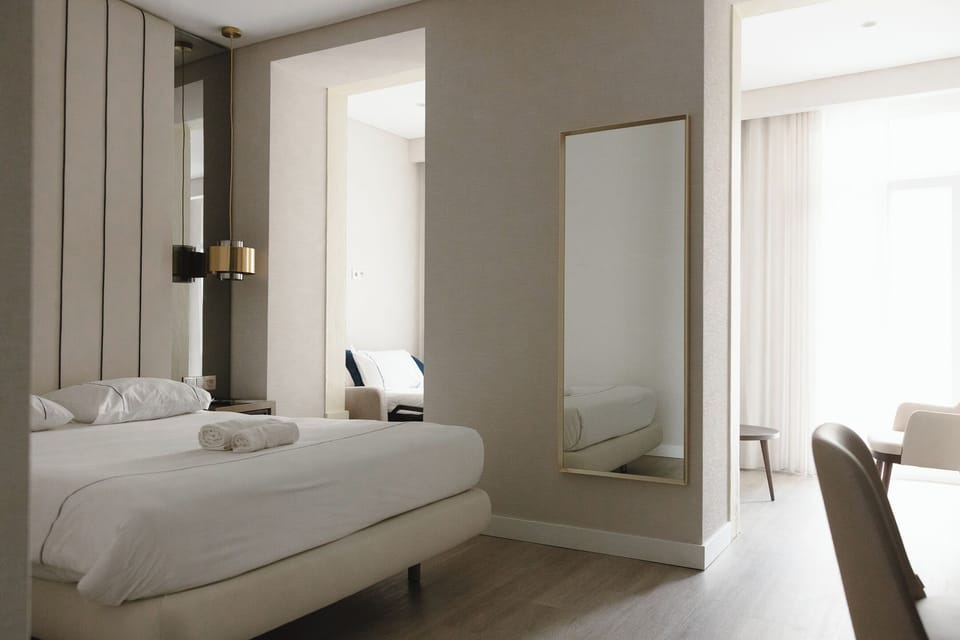 Suite | In-room safe, individually decorated, individually furnished, free WiFi