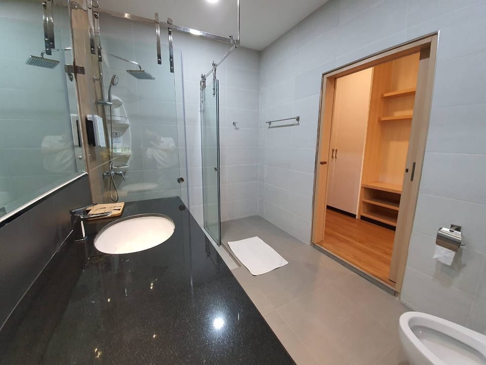 Deluxe Garden View | Bathroom | Shower, hair dryer, bathrobes, towels