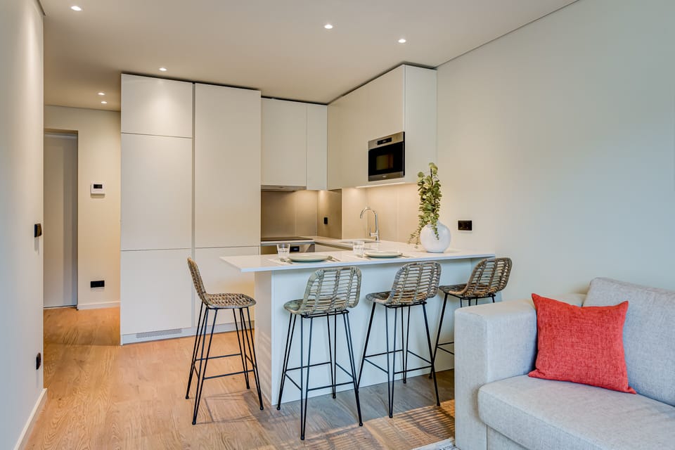 Full-size fridge, microwave, oven, stovetop