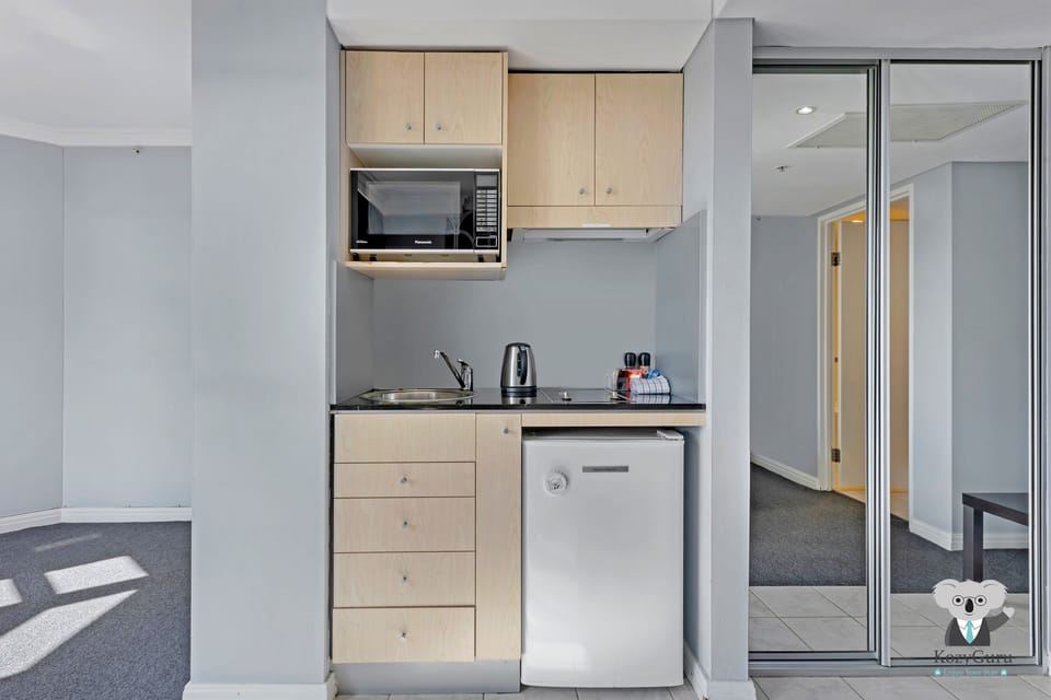City Room, 1 Queen Bed | Private kitchen | Dining tables