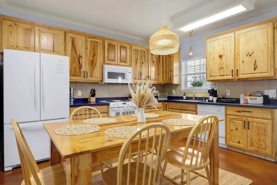 House, Multiple Beds, Patio, Garden View (Spacious Retreat) | Private kitchen | Fridge, microwave, oven, stovetop