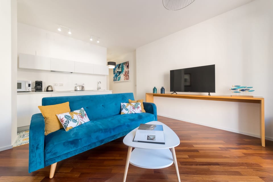 Deluxe Apartment | Living area | 32-inch flat-screen TV with digital channels, Netflix