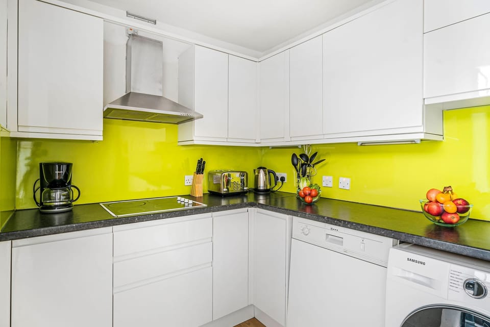 City Apartment | Private kitchen | Full-size fridge, microwave, oven, stovetop
