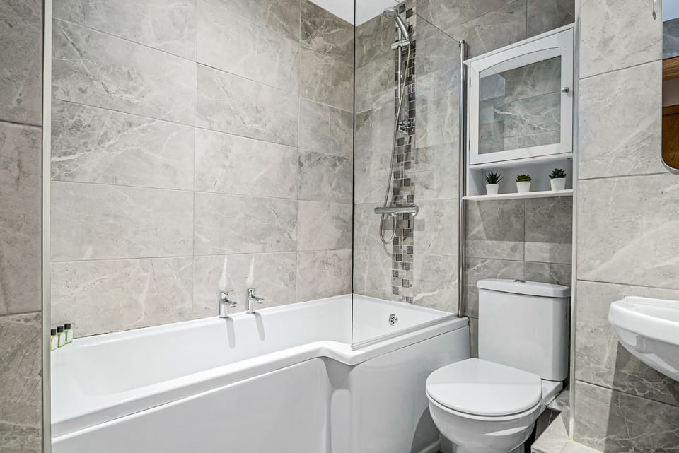 2BR with Patio in the Heart of Holborn Apartment in London Borough of Camden
