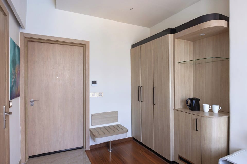 Minibar, desk, laptop workspace, free WiFi