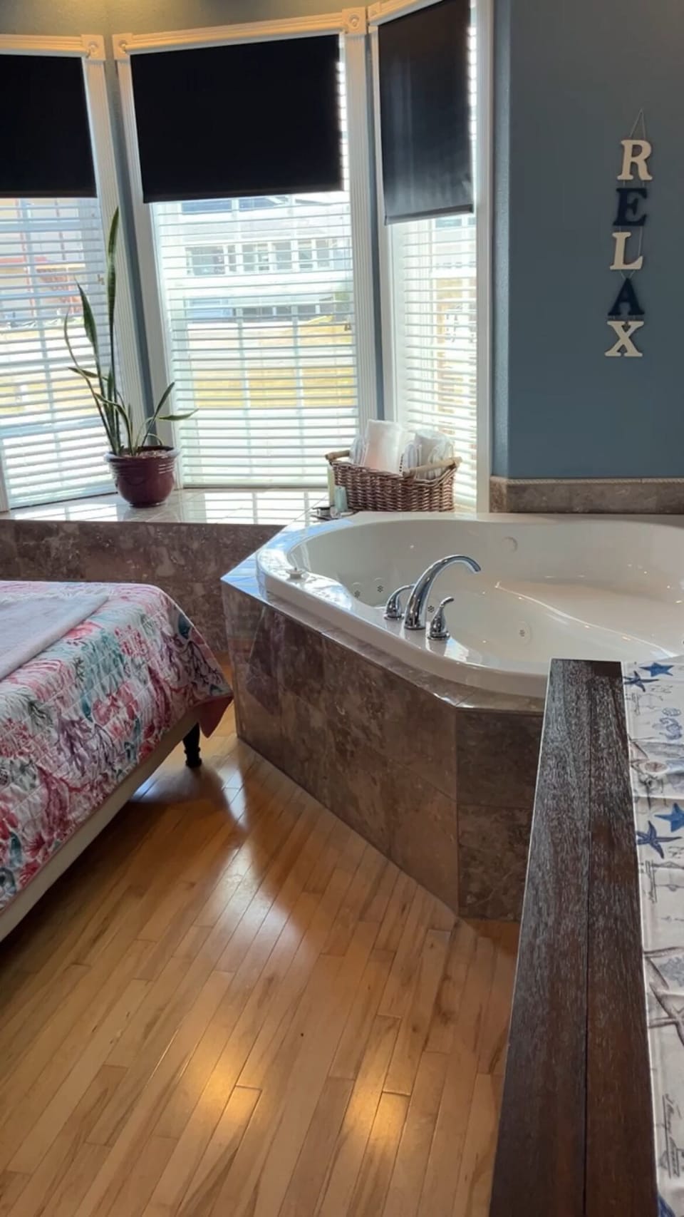 Grand Studio Suite, 1 King Bed | Bathroom | Combined shower/tub, free toiletries, hair dryer, bathrobes