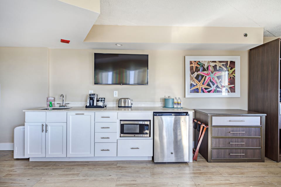 Captain's Suite | Private kitchen | Fridge, microwave, coffee/tea maker, toaster