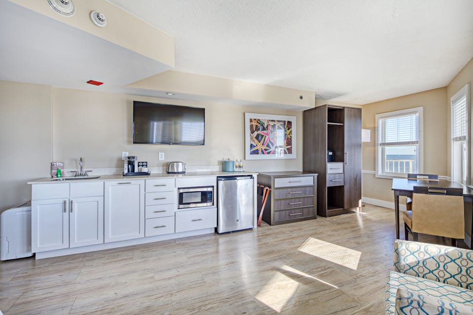 Captain's Suite | Living area | 42-inch TV with satellite channels