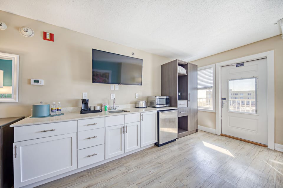 Standard Double Room, Accessible, Partial Ocean View | 1 bedroom, premium bedding, pillowtop beds, in-room safe