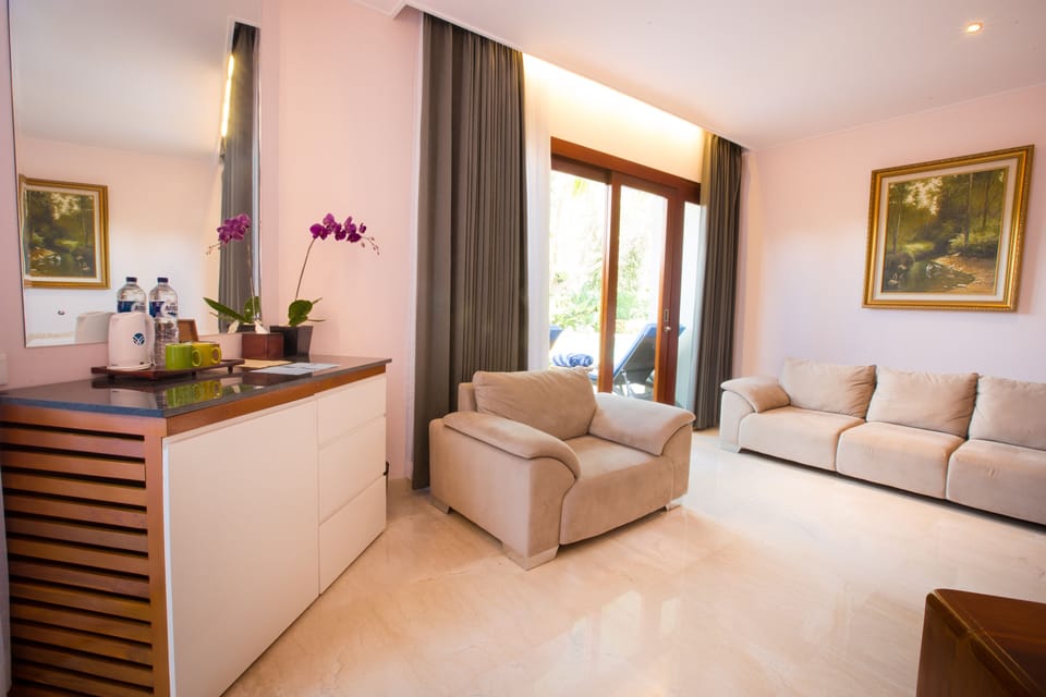 Honeymoon Suite, 1 Bedroom | Minibar, in-room safe, desk, blackout drapes