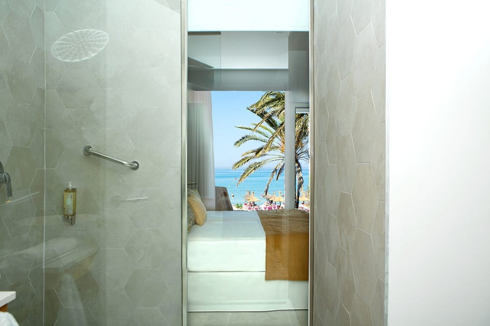 Superior Double Room, Balcony, Sea View | Bathroom shower