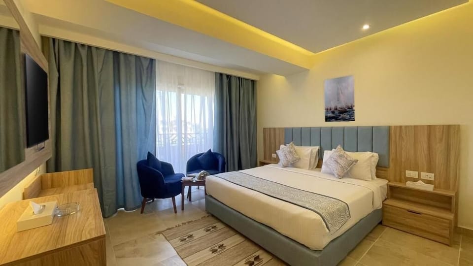 Deluxe Double or Twin Room, Pool View | Minibar, in-room safe, blackout drapes, soundproofing