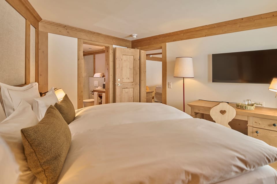 Panoramic Suite | Minibar, in-room safe, desk, soundproofing