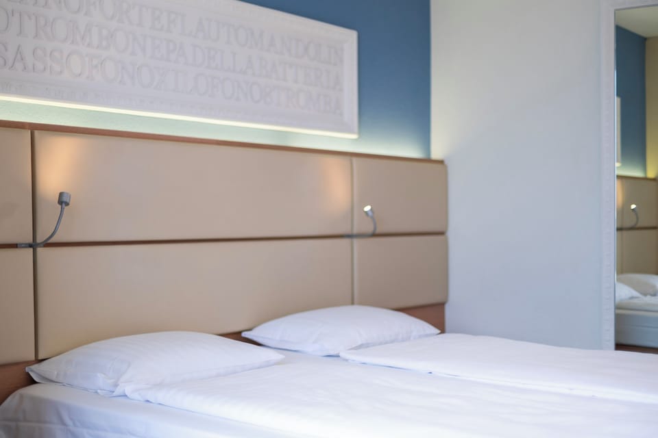 Comfort Double Room, Balcony, Lake View | Minibar, in-room safe, desk, iron/ironing board (on request)