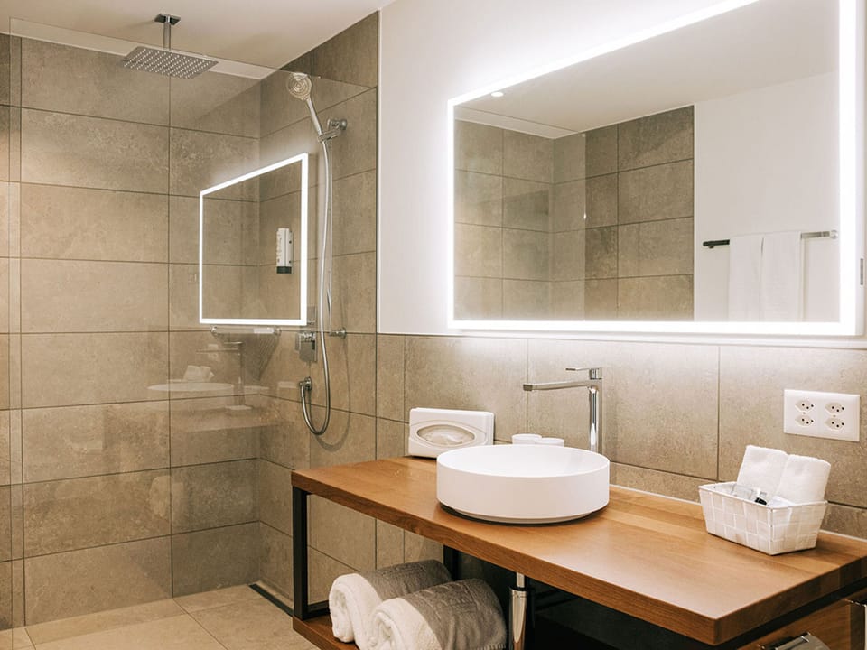 Double Room Classic Plus | Bathroom | Free toiletries, hair dryer, towels, soap